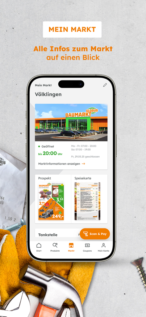 Globus Baumarkt - Interfaz de la aplicación Globus Baumarkt que muestra información de la tienda local, horarios de apertura y ofertas actuales en un smartphone rodeado de herramientas de bricolaje.
