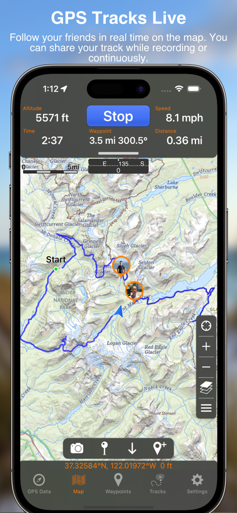 Interfaz de la aplicación GPS Tracks mostrando el uso compartido de ubicación en vivo y datos de navegación en tiempo real en un mapa topográfico