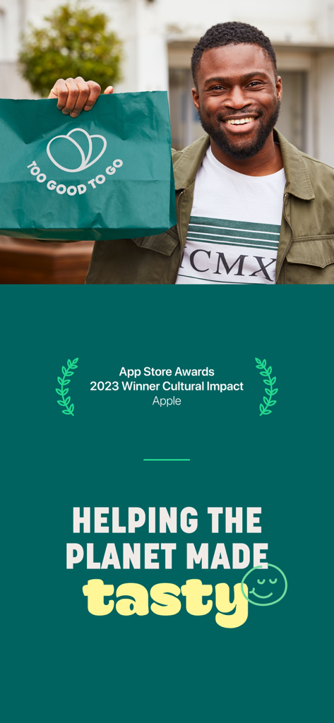 Too Good To Go: End Food Waste - Ein lächelnder Mann hält eine Überraschungstüte von Too Good To Go mit dem Apple App Store Award 2023 für kulturellen Einfluss und dem Slogan „Dem Planeten helfen hat noch nie so gut geschmeckt“