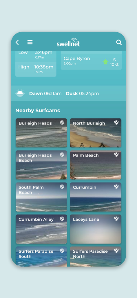 Interface de l'application Swellnet montrant une grille de surfcams à proximité avec des informations sur les marées et l'aube/le crépuscule