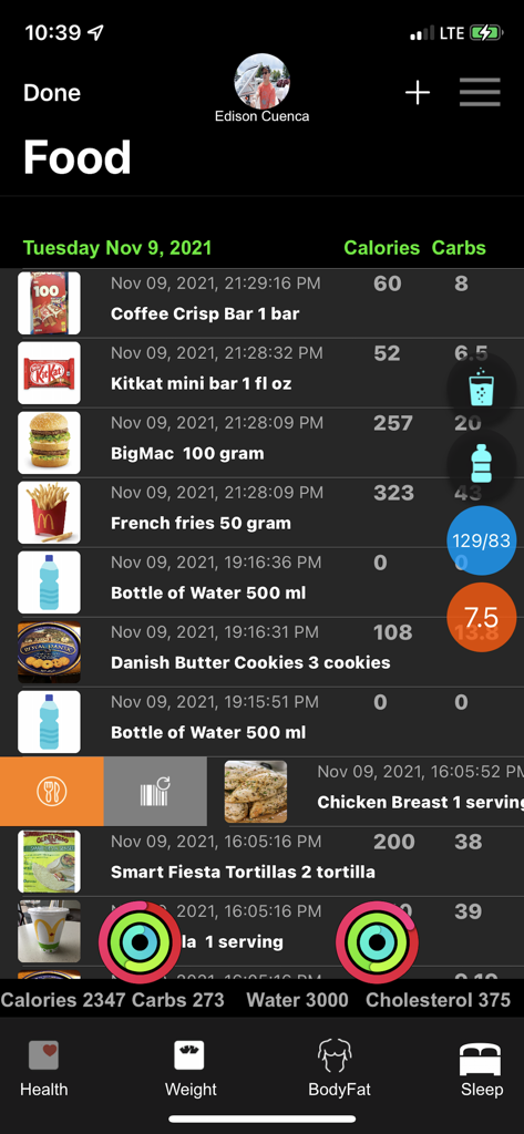 Captura de pantalla del registro de alimentos de la aplicación Nutrition+ que muestra calorías y carbohidratos diarios para varios artículos.