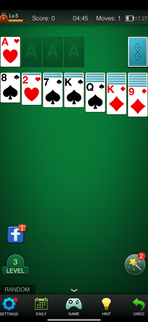 Tablero de juego de Solitario Klondike clásico con cartas dispuestas sobre un fondo verde