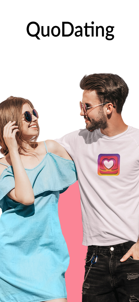 Ein glückliches Paar, das sich mit dem QuoDating-App-Logo anlächelt