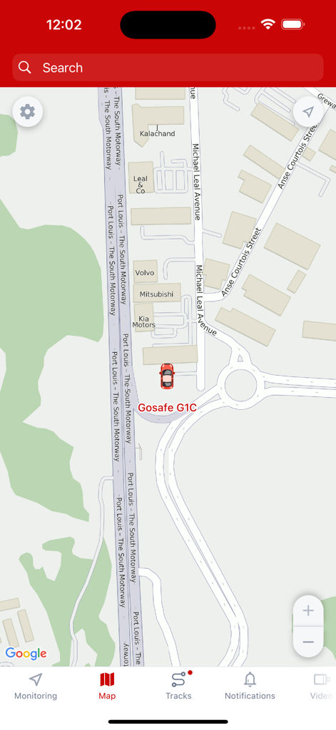 Naveo FleetGO App-Oberfläche, die die Live-Flottenverfolgung und das Flottenmanagement auf einer Karte anzeigt