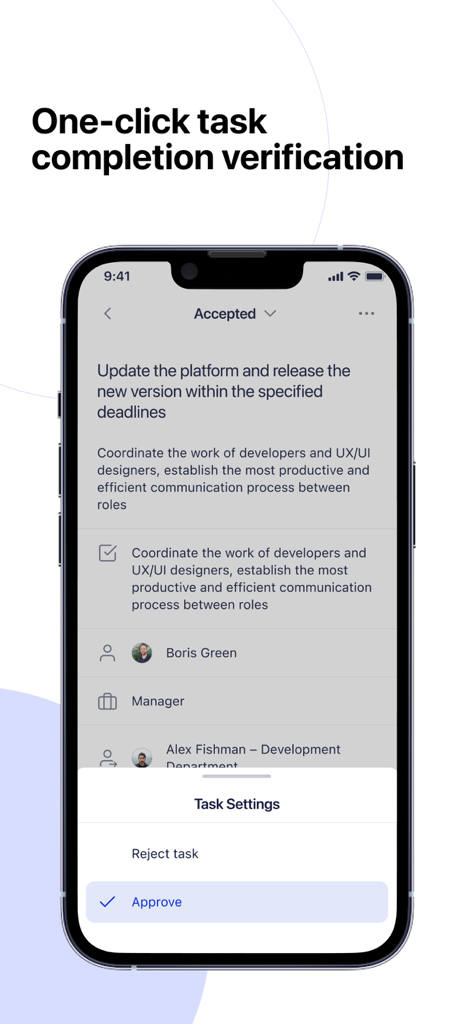 Interfaz de aplicación móvil que muestra la verificación de finalización de tareas y opciones de aprobación