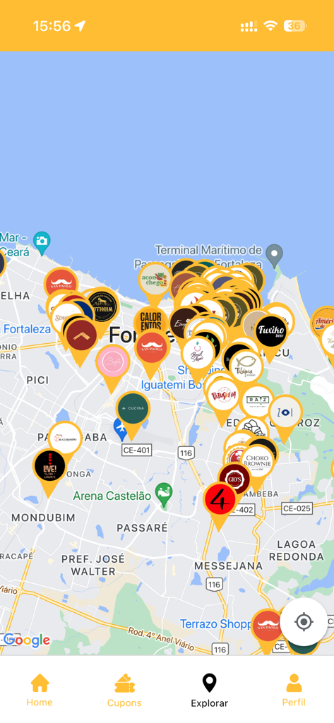Um mapa de Fortaleza dentro do aplicativo Fortal em Dobro exibindo numerosos ícones de restaurantes parceiros.