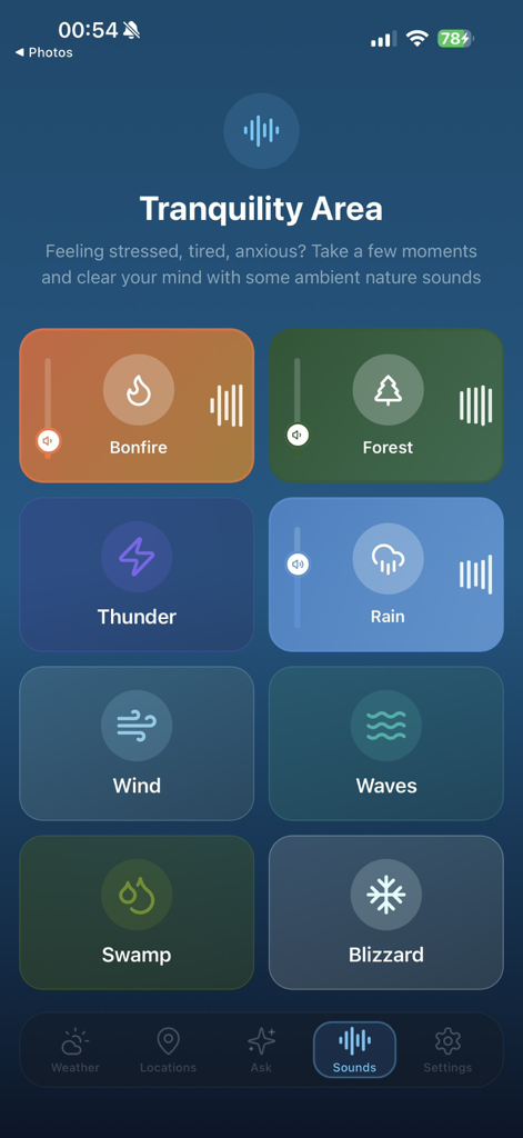 Weather & Chill - Pantalla Área de Tranquilidad en la aplicación Weather and Chill que muestra un mezclador de paisajes sonoros ambientales con fichas de sonido de la naturaleza para hoguera, bosque, truenos y lluvia