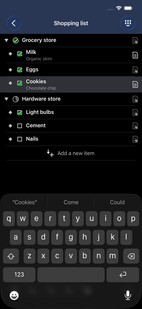 Interfaz de la aplicación Outliner que muestra una lista de compras anidada en modo oscuro
