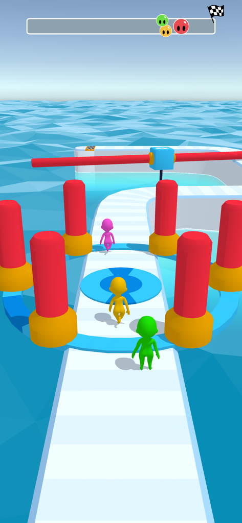 Bunte Charaktere rasen in Fun Run 3D durch einen 3D-Hindernisparcours über Wasser.