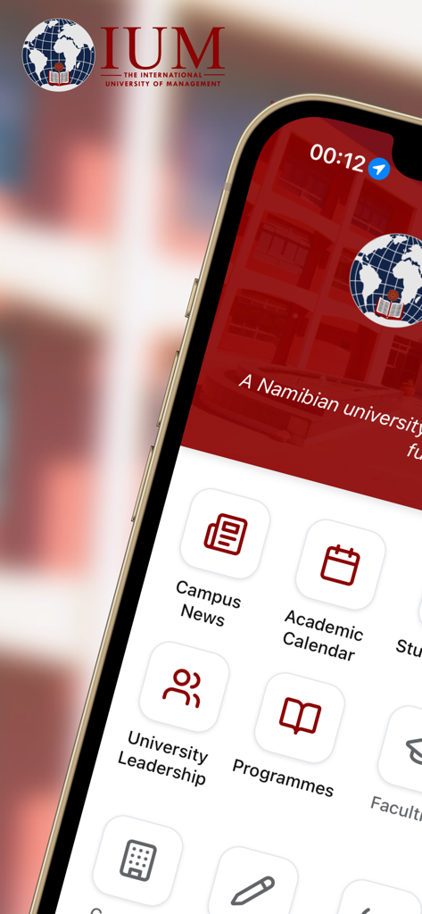 Panel de la aplicación móvil IUM que muestra iconos para noticias del campus, calendario académico, liderazgo universitario y programas de estudio