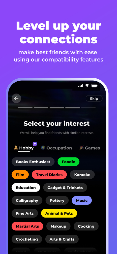 PopUpアプリの画面で、ユーザーがフード、映画、音楽などの興味を選択して、相性の良い友達を見つけます。