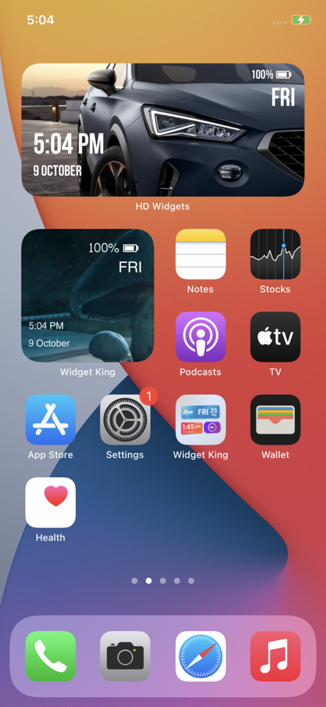 Una pantalla de inicio de iPhone personalizada con widgets de coches y estéticos de Custom Widget King