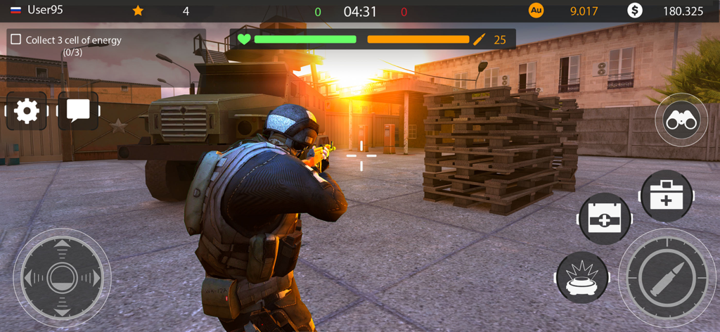 Code of War: Military Gun Game - Jugabilidad de shooter en tercera persona en Code of War con un soldado con equipo táctico apuntando un rifle en una zona industrial urbana al atardecer.