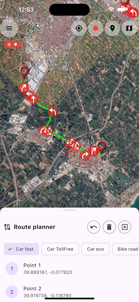 Planificador de rutas de la aplicación móvil OruxMaps que muestra un mapa satelital con puntos de referencia de navegación