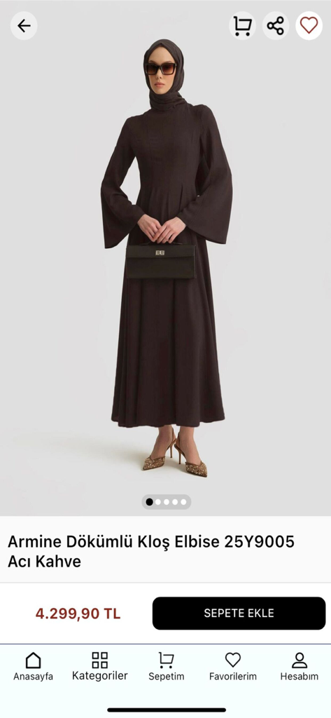 Visualizzazione del prodotto di un modesto abito lungo marrone sull'app di shopping Armine