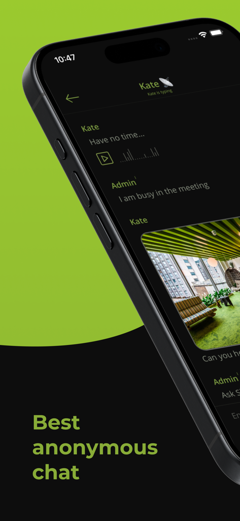 Interface do aplicativo SpyChat em um smartphone apresentando um chat anônimo criptografado com compartilhamento de mídia
