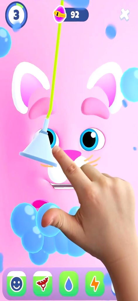 Una mano limpiando un gato slime rosa 3D con burbujas en un juego móvil de mascotas virtuales
