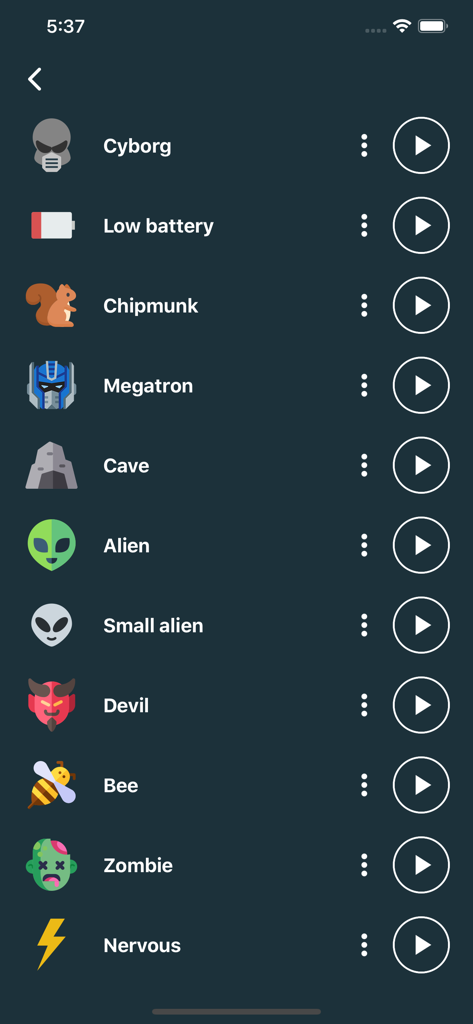 외계인 및 사이보그와 같은 음성 효과 목록과 재생 버튼이 표시된 음성 변조기 앱 인터페이스.