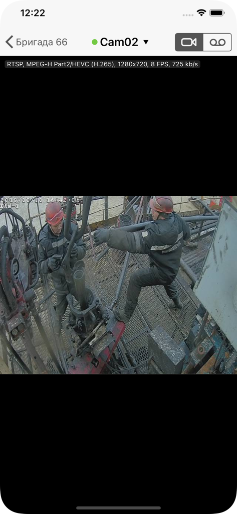 石油リグの掘削プラットフォームで働く作業員を表示するリアルタイム監視ビデオフィード