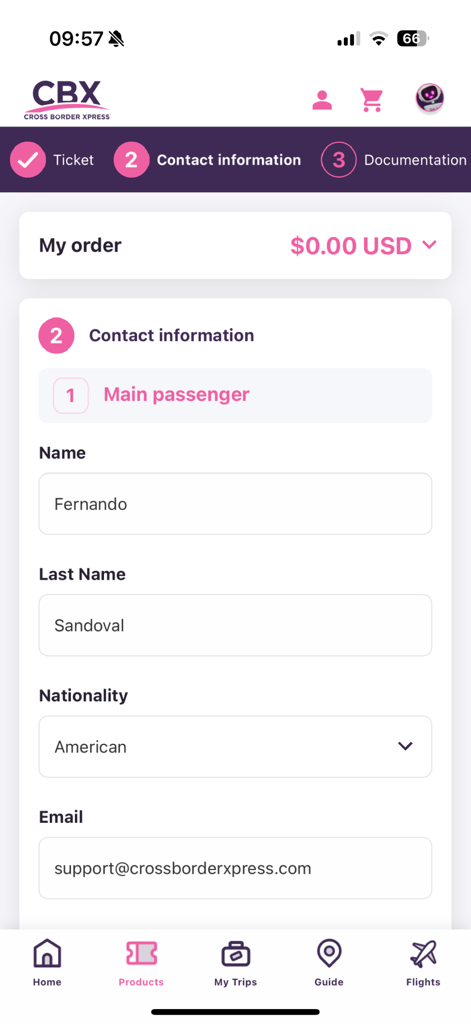 Cross Border Xpress - Pantalla de la aplicación Cross Border Xpress que muestra el formulario de información de contacto del pasajero principal, incluidos los campos de nombre, nacionalidad y correo electrónico durante la compra de un boleto