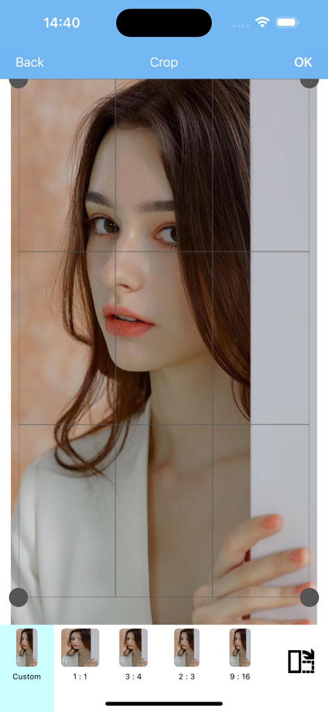 Photo Editor retouch filters - Interfaccia di un editor di foto mobile che mostra uno strumento di ritaglio con più opzioni di proporzioni per un'immagine ritratto.