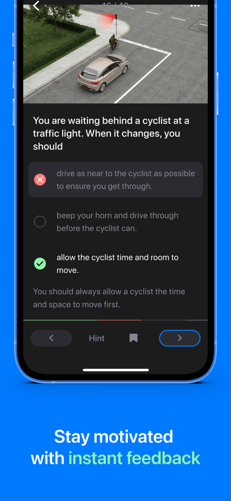 Driving Theory Test Genie™ - Pantalla de la aplicación móvil Driving Theory Test Genie que muestra una pregunta de práctica sobre seguridad de ciclistas con retroalimentación instantánea sobre la respuesta correcta