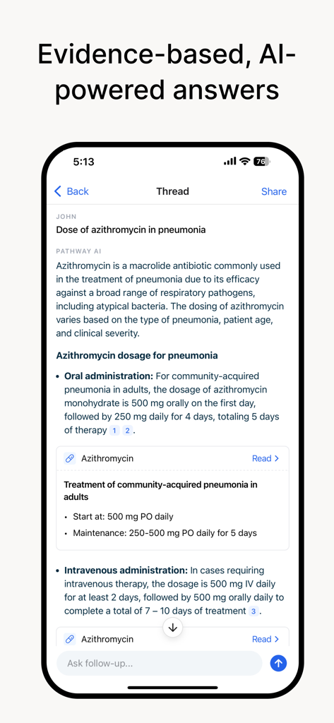 Pantalla de teléfono inteligente que muestra la aplicación Pathway brindando respuestas basadas en evidencia impulsadas por IA para preguntas clínicas