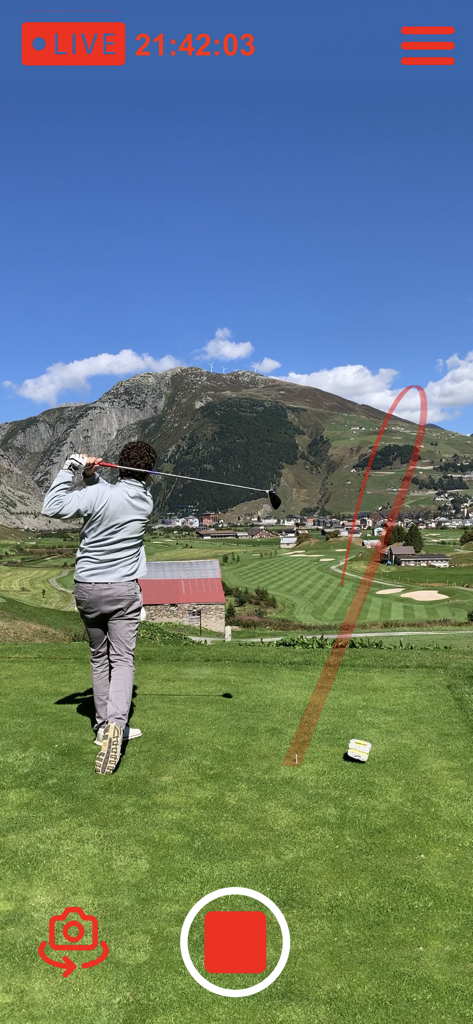 Ein Golfer schlägt einen Ball mit einer roten Echtzeit-Schlagverfolgungslinie, die auf einem mobilen App-Bildschirm angezeigt wird.