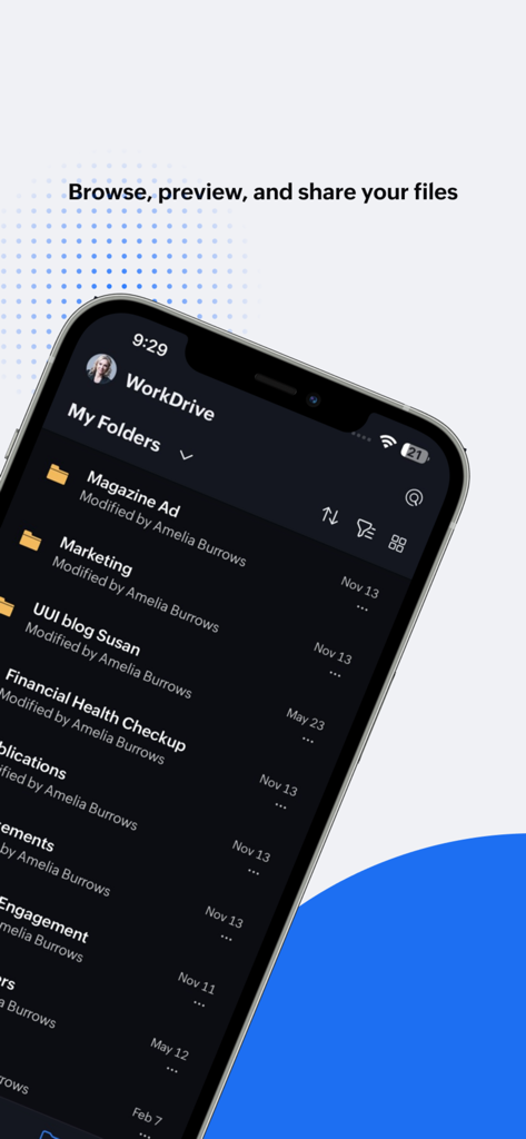 Interfaz de la aplicación Zoho One mostrando carpetas de archivos de WorkDrive y funciones de gestión móvil