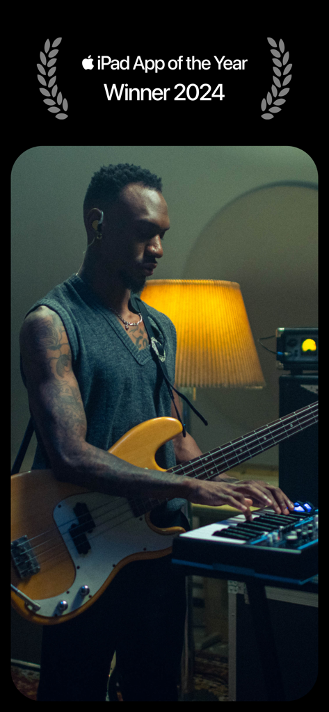 Premio a la Mejor App para iPad para Músicos de Moises 2024, que muestra a un músico tocando el bajo y el teclado