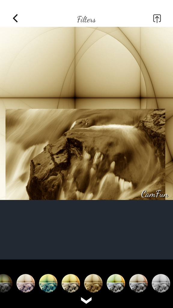 برنامج تعديل الصور وفن الصور - Uma tela de aplicativo móvel mostrando uma foto de cachoeira em tons de sépia com vários círculos de seleção de filtro na parte inferior.