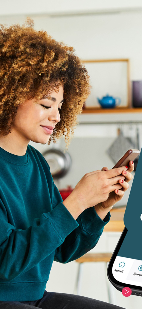 Mon Epargne - Une femme professionnelle consultant son épargne sur l'application Mon Epargne Amundi