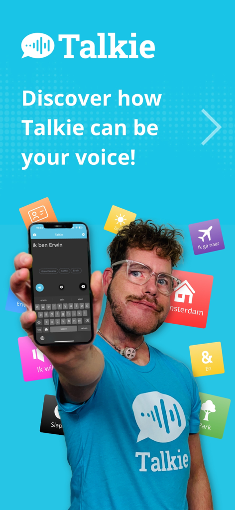 Text to Speech - Talkie - 発話支援のためのTalkie AACアプリのインターフェースが表示されたスマートフォンを持つ男性