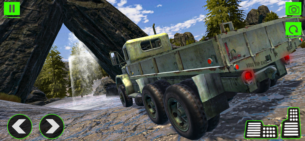 Offroad Car Simulator Games 3D - Un camión 6x6 conduciendo a través de un arco rocoso en un juego de simulación todoterreno.