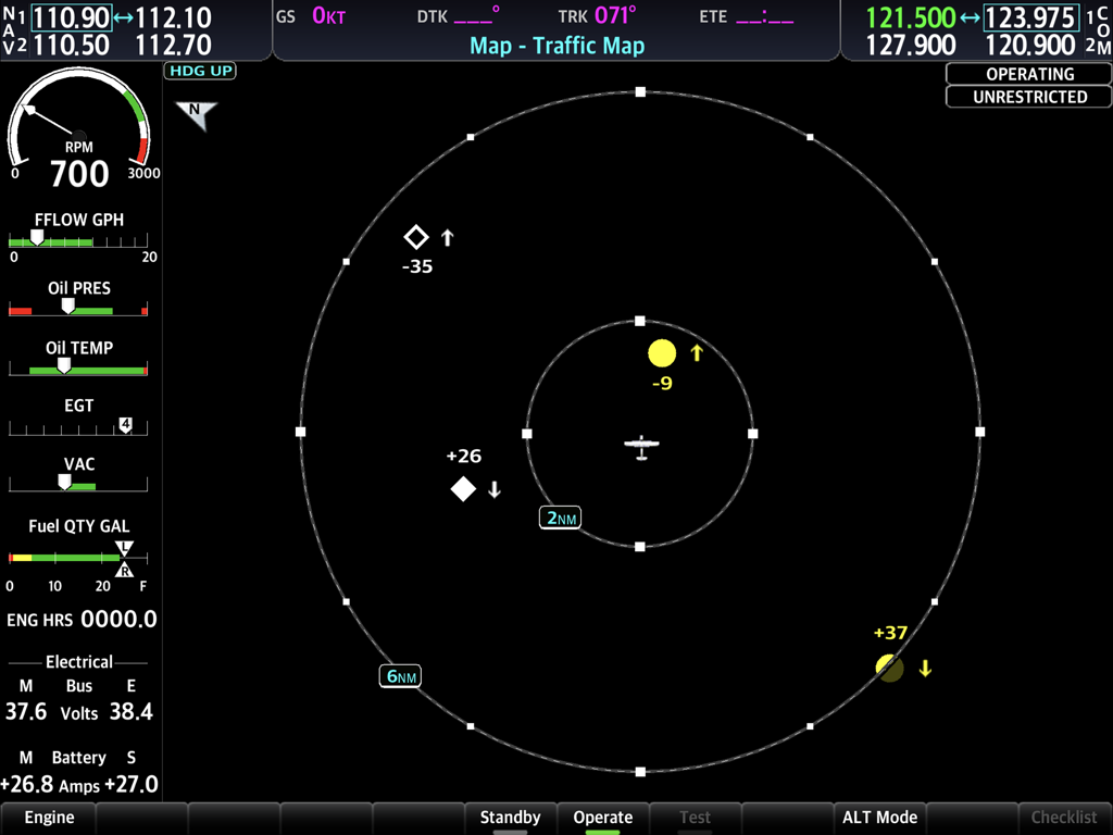 Interfaz del simulador de vuelo SIMiONIC G1000 NXi mostrando el mapa de tráfico con posiciones de aeronaves y datos de instrumentos del motor.