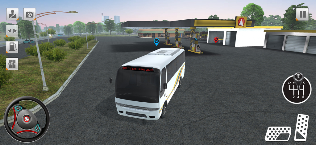 Bus Simulator Driving Game 3D - 3Dドライビングシミュレーターゲームのガソリンスタンドに駐車された白いコーチバス。運転コントロールが表示されている。
