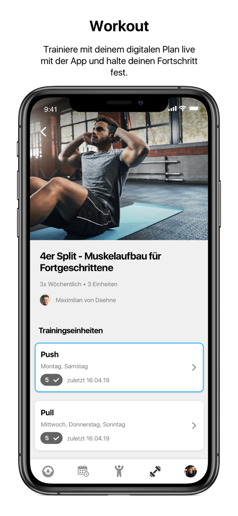 cf - Smartphone mostrando la pantalla de entrenamiento de la aplicación clever fit con un plan de entrenamiento de desarrollo muscular que incluye sesiones de empuje y tracción