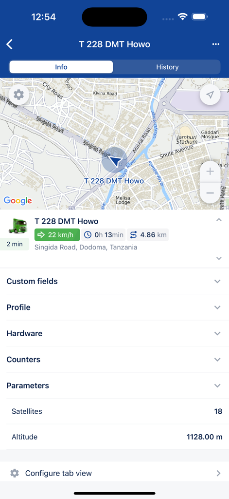 Oberfläche der Easytrack Telematics App, die die Echtzeit-Fahrzeugstandorte auf einer Karte mit Geschwindigkeits- und Statusdaten anzeigt