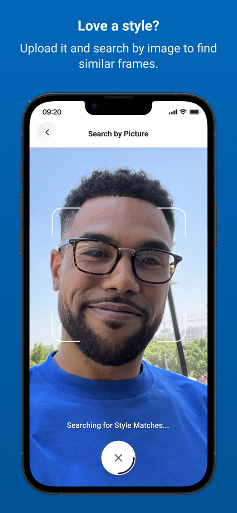 GlassesUSA.com - Pantalla de búsqueda visual de la aplicación GlassesUSA mostrando a un hombre usando una foto para encontrar monturas de gafas similares