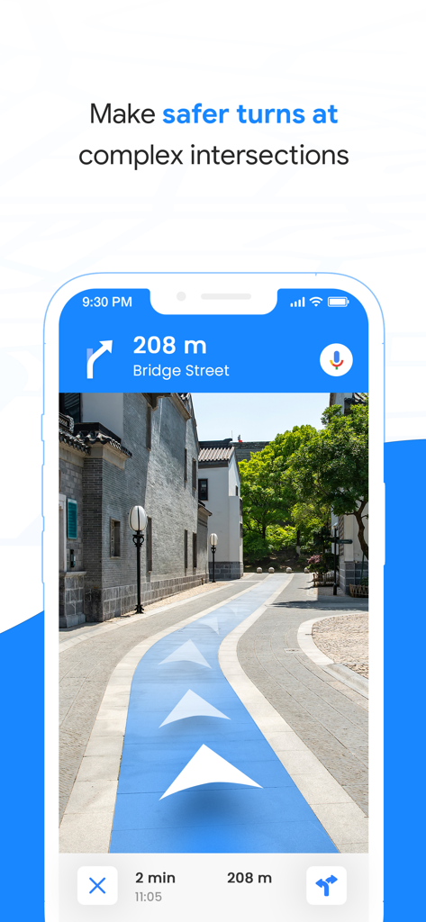 La aplicación GPS Map Navigation mostrando una vista de calle en 3D con flechas direccionales para realizar giros más seguros en las intersecciones.