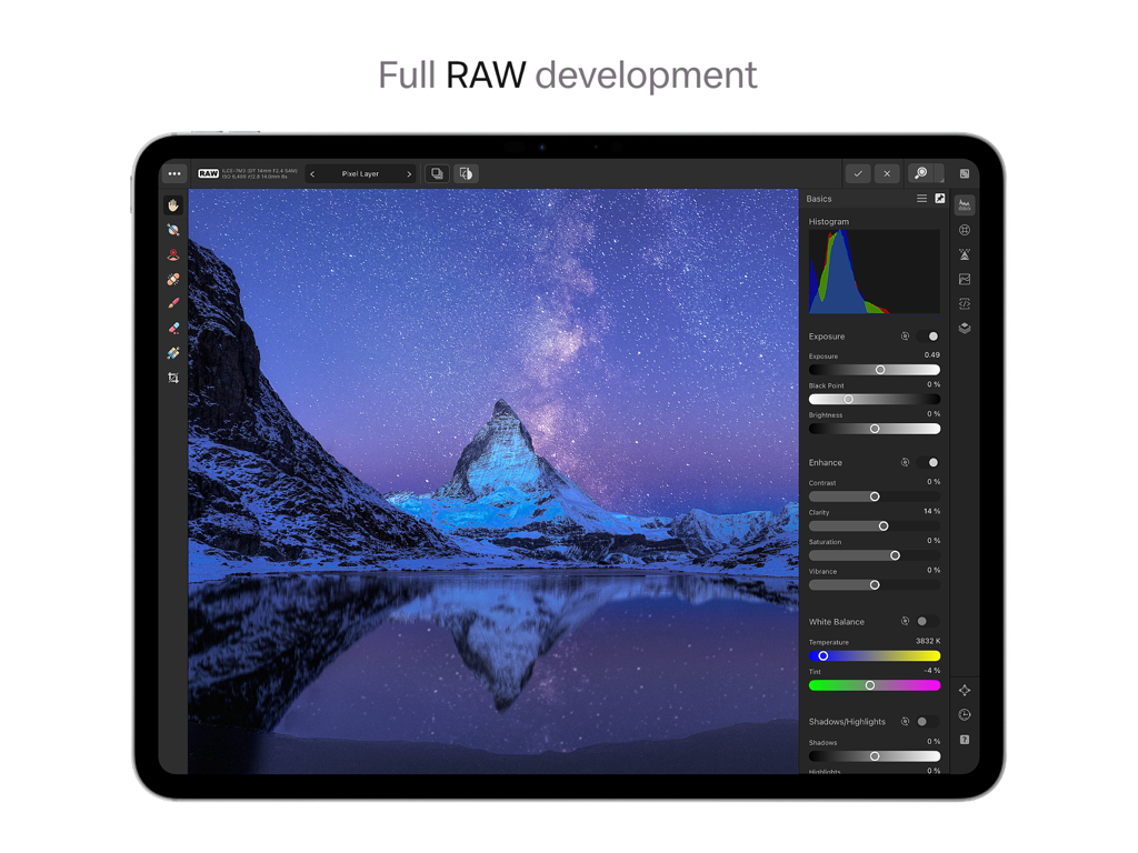 Espacio de trabajo de desarrollo RAW de Affinity Photo 2 para iPad editando un paisaje de montaña estrellado