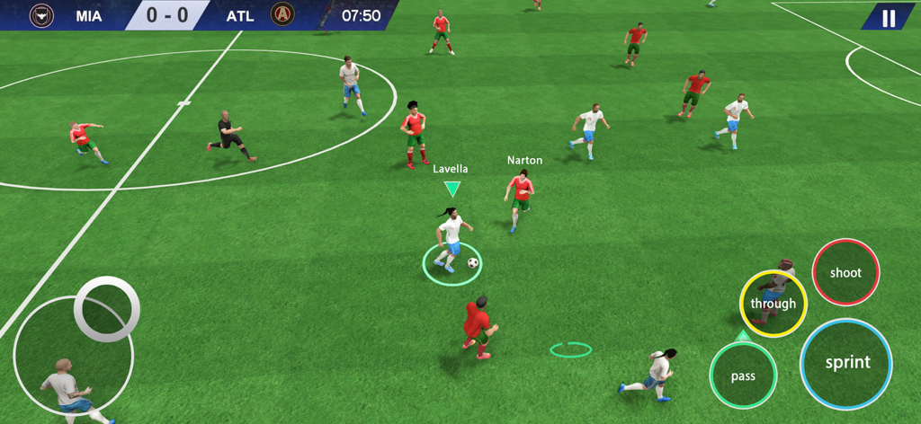 Soccer League Football Strike - Captura de pantalla del juego Soccer League Football Strike que muestra un partido con jugadores en el campo y controles móviles