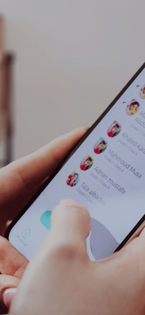 Gros plan d'une personne utilisant l'application Blue-Ride sur un smartphone pour gérer les enlèvements d'enfants à l'école