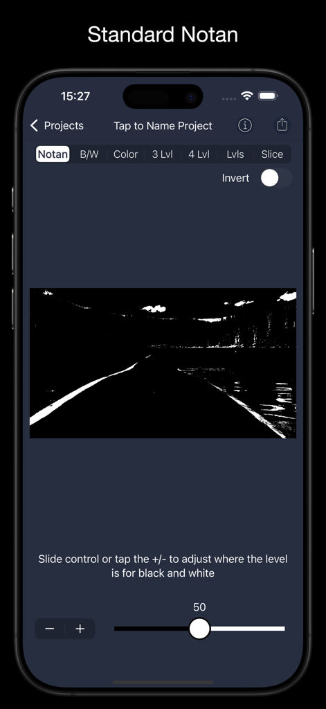 NotanIzer - 조정 슬라이더와 함께 표준 흑백 노탄 필터를 보여주는 스마트폰의 NotanIzer 앱 인터페이스.