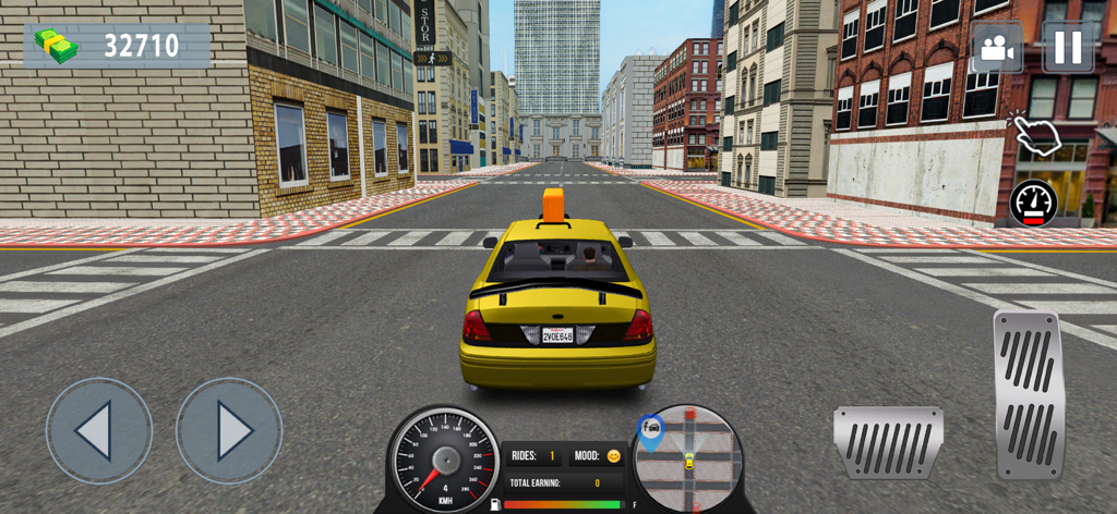 Taxi Car Driving Simulator 24 - Visão em terceira pessoa de um táxi amarelo dirigindo por uma cidade 3D com interface e controles do jogo