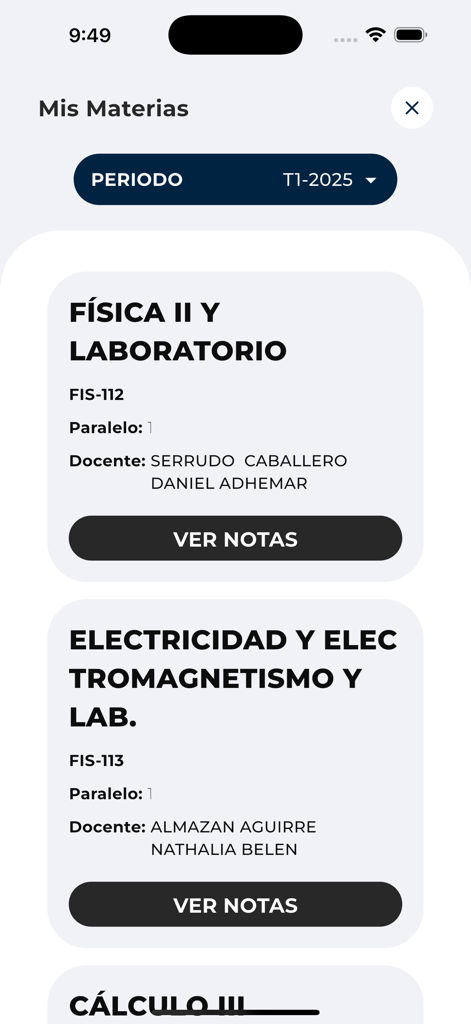 Schermata dell'app UCB Movil che mostra un elenco di corsi universitari iscritti con dettagli e pulsanti per visualizzare i voti.
