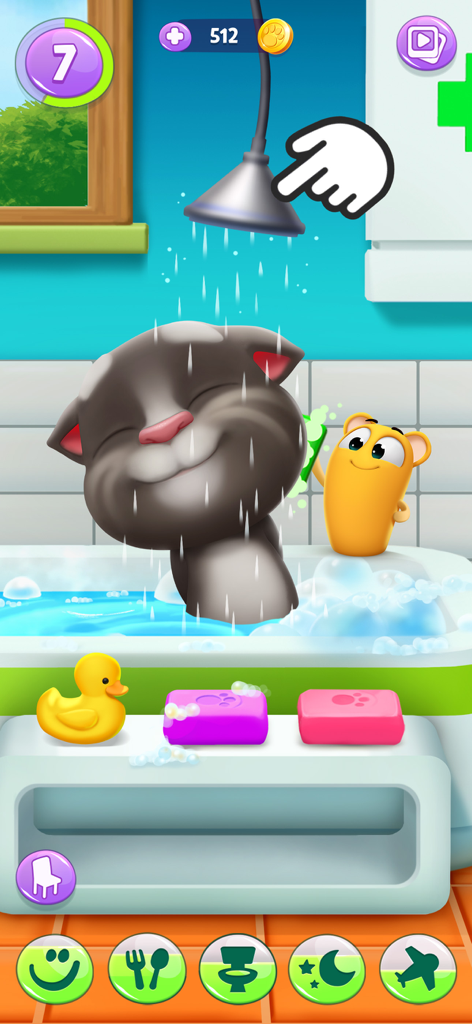 Talking Tom tomando banho em uma banheira com bolhas e um patinho de borracha.