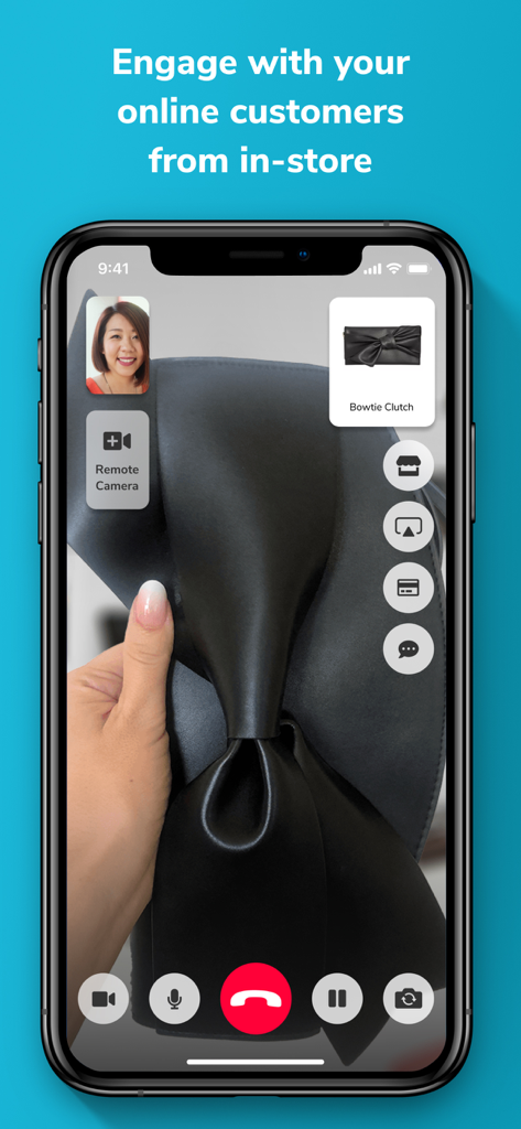 INSIDE Store - 한 소매 직원이 INSIDE Store 앱을 사용하여 라이브 비디오 통화를 통해 온라인 고객에게 보타이 클러치를 보여주고 있습니다.