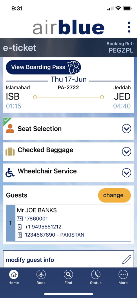 Interfaz de billete electrónico de la aplicación Airblue que muestra información de vuelo de Islamabad a Jeddah con opciones de pasajero y equipaje