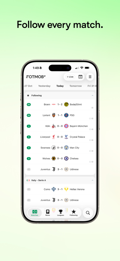 FotMob - Soccer Live Scores - FotMobアプリのインターフェースとサッカーのライブ試合スコア、チームスケジュールを表示するスマートフォンの画面